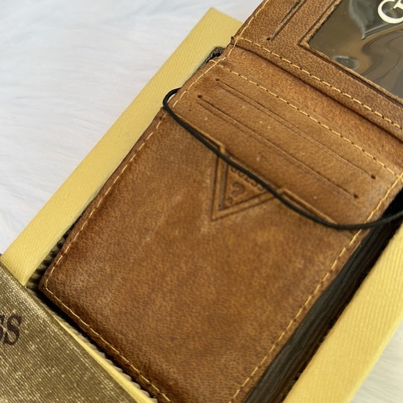 New GUESS Genuine Leather Front Pocket Wallet With Bottle Cap Opener - Picture 7 of 9